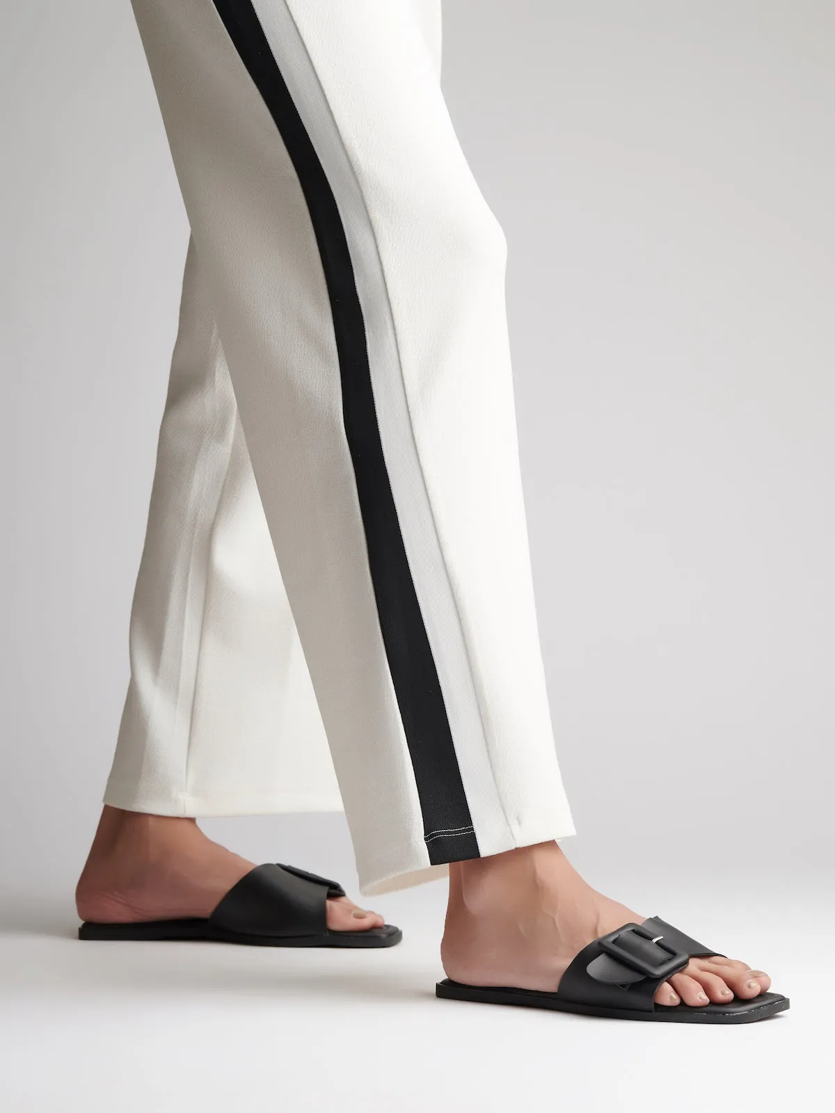 Buckle Monochromatic Flats